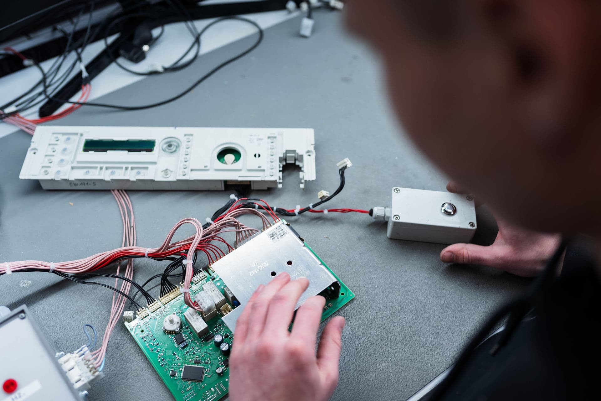Gereviseerde elektronica in de Repartly-werkplaats